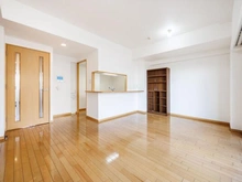 【千葉県/松戸市牧の原】藤和シティホームズ新八柱リフィーネ LDは約10.8帖の広さです。南東向きの掃き出し窓から光が入り、心地よい風が吹き抜ける住空間です。