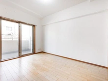 【千葉県/松戸市牧の原】藤和シティホームズ新八柱リフィーネ LDに隣接した約6帖の洋室です。戸の開閉次第で、LDの延長としても個室としても利用可能です。