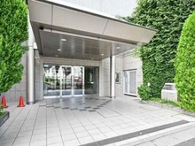 【千葉県/柏市松ケ崎】北柏パークハウス 緑豊かな植栽が施されたエントランス。小学校・中学校やコンビニ、スーパーが徒歩圏内に点在しています。