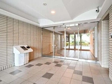 【千葉県/柏市松ケ崎】北柏パークハウス オートロックやモニタ付きインターホンが採用されているマンションです。防犯面に配慮されています。