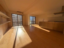 【東京都/豊島区東池袋】ライオンズタワー池袋 暖かな光に満たされる南西向き住戸。約20帖のLDKはバルコニーに面し、明るく開放的な空間です。