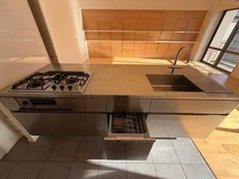 【東京都/豊島区東池袋】ライオンズタワー池袋 食器洗乾燥機や浄水器、3口コンロなどが備わった、機能性とデザイン性を兼ね備えたシステムキッチンです。