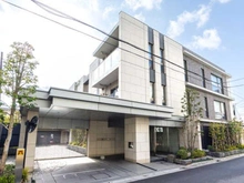 【東京都/目黒区青葉台】ザ・パークハウス目黒青葉台 外観：2021年3月築、低層レジデンス。山手線「渋谷」駅まで徒歩14分など、複数路線が利用可能です。