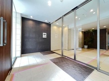 【東京都/港区南青山】オープンレジデンシア南青山骨董通り エントランスはオートロック付き。住戸にはモニタ付きインターホンが備わり、防犯面に配慮されています。