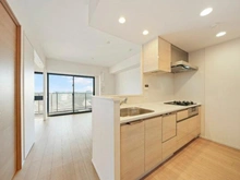 【神奈川県/相模原市南区相模大野】ザ・パークハウス相模大野プレイス 上下に収納が備わっています。同時に複数品の調理が可能な、3口ガスコンロが搭載されています。