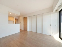 【神奈川県/相模原市南区相模大野】ザ・パークハウス相模大野プレイス ホワイト×フローリングが採用された明るく清潔感のある内装。キッチンは開放感のある対面仕様です。