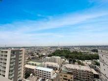 【東京都/町田市原町田】ザ・パークハウス町田フロント 地上17階建の16階部分に位置し、眺望良好。遠くまで広がる、開放感のある景色をお楽しみいただけます。