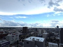 【神奈川県/厚木市旭町】ザ・パークハウス本厚木タワー 地上22階建て制震構造マンション、10階部分。2室に跨る南向きバルコニーが備わり、陽当り・眺望良好。