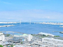 【神奈川県/横浜市神奈川区栄町】ザ・ヨコハマタワーズ　タワーイースト 晴れた日には、バルコニー・室内から横浜ベイブリッジが望めます。開放感に満ちた眺望が広がります。