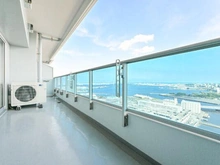 【神奈川県/横浜市神奈川区栄町】ザ・ヨコハマタワーズ　タワーイースト テーブルセットを置いてくつろげます。クリアな手すり壁が採用され、室内まで心地良い光に包まれます。