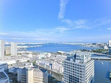 【神奈川県/横浜市神奈川区栄町】ザ・ヨコハマタワーズ　タワーウエスト 北東向き・横浜ベイブリッジビュー。室内・バルコニーからオーシャンビューをお楽しみいただけます。