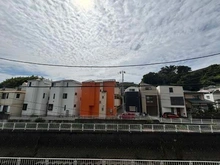 【神奈川県/横浜市保土ケ谷区保土ケ谷町】オークフォート保土ヶ谷 南向きにつき、陽当り良好。地上7階建の2階部分。バルコニー側は川沿いのため、圧迫感なく暮らせます。