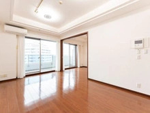 【神奈川県/横浜市神奈川区栄町】ザ・ヨコハマタワーズ　タワーウエスト LDは約10.1帖。折上げ部分の最高天井高は約2.7mの開放感のある住空間です。床暖房有り。