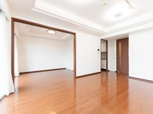 【神奈川県/横浜市神奈川区栄町】ザ・ヨコハマタワーズ　タワーウエスト 洋室のスライドドアを開放すると、16帖超のより広々とした空間に。床にレールが無く、お掃除も簡単です。