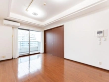 【神奈川県/横浜市神奈川区栄町】ザ・ヨコハマタワーズ　タワーウエスト 洋室のスライドドアを閉じた状態。来客時などは閉めてご利用いただくことで、プライバシーが保てます。