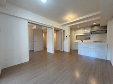 【神奈川県/横浜市南区南吉田町】ランドシティ横濱吉野町レジデンス LDKには約4.8帖の洋室が隣接しています。レールなどの段差なく、フラットに続いています。