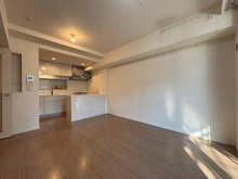 【神奈川県/横浜市南区南吉田町】ランドシティ横濱吉野町レジデンス LDKには3か所カウンターが設けられています。ダイニング前のカウンターは料理の配膳などに便利です。