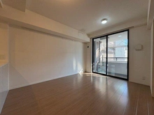 【神奈川県/横浜市南区南吉田町】ランドシティ横濱吉野町レジデンス LD部分には床暖房が設けられています。壁面はピクチャレール付きのため、写真などを飾って楽しめます。