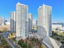 【神奈川県/横浜市西区みなとみらい】M.M.TOWERS FORESIS R棟 敷地内、お隣のM.M.TOWERS、高島中央公園等、緑が豊富で住戸から紅葉を楽しむことができます。