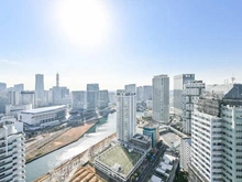 【神奈川県/横浜市神奈川区栄町】ザ・ヨコハマタワーズ　タワーウエスト 地上33階部分住戸につき、開放的な眺望が広がります。晴れた日には、丹沢や新横浜方面が見渡せます。