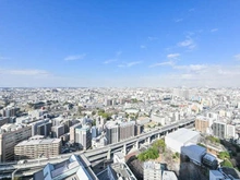 【神奈川県/横浜市神奈川区栄町】ザ・ヨコハマタワーズ　タワーウエスト 遮るものなく周囲を見晴らす開放的な眺望。外部からの視線が届きにくい、プライバシー性の高さも魅力です。