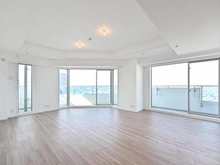 【神奈川県/横浜市神奈川区栄町】ザ・ヨコハマタワーズ　タワーウエスト リビングは最高天井高約2.7mの開放感のある空間。北・北西・西側がバルコニーに面しています。