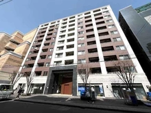 【神奈川県/横浜市中区山下町】リシェ横浜山下公園 外観：みなとみらい線「日本大通り」駅まで徒歩5分の立地。通勤や通学、休日のお出かけがしやすいです。