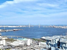 【神奈川県/横浜市神奈川区栄町】ザ・ヨコハマタワーズ　タワーウエスト 42階建の33階部分に位置し、眺望良好。晴れた日には横浜ベイブリッジを望む、豊かな景色が広がります。