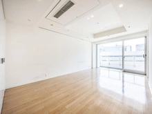 【神奈川県/横浜市西区みなとみらい】M.M.TOWERS FORESIS L棟 バルコニーに面した約13.8帖のLD。床暖房やエアコンが搭載され、快適にお過ごしいただけます。