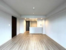 【神奈川県/横浜市中区山手町】コルティーレ山手町グランドエステート 約16.8帖LDK。調理中もご家族と時間を共有できる対面式キッチン。配膳に活用できるカウンター付き。