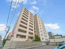 【神奈川県/横浜市南区新川町】ザ・パークハウス横浜吉野町 外観：横浜市ブルーライン「吉野町」駅徒歩2分含む、2WAYアクセス可能です。駅まで平坦なアプローチです。