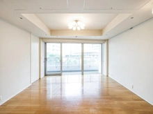 【神奈川県/横浜市西区みなとみらい】M.M.TOWERS FORESIS R棟 LDは約13.8帖。バルコニーに面し通風良好。ハイサッシが採用され、住まいの奥まで陽射しが届きます。