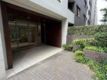 【神奈川県/横浜市西区中央】BELISTA横浜四番館 ご家族の帰宅やゲストの来訪を迎え入れるエントランスです。植栽が施されており、緑を感じられます。