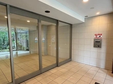 【神奈川県/横浜市西区中央】BELISTA横浜四番館 オートロックやモニタ付きインターホンが採用されているマンションです。防犯面に配慮されています。