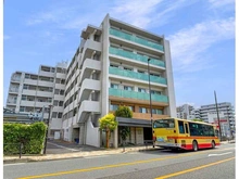 【神奈川県/茅ヶ崎市本村】ザ・パークハウス茅ヶ崎本村 マンション前に茅ケ崎駅方面へのバス停有り。国道1号(東海道)沿いの立地で、お車での移動も快適です。