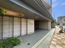 【神奈川県/茅ヶ崎市本村】ザ・パークハウス茅ヶ崎本村 24時間営業のマックスバリュエクスプレス茅ヶ崎若松店まで約670mなど、徒歩圏内に買い物施設が点在。