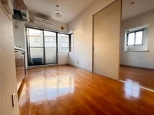 【東京都/渋谷区西原】ルセージュ初台 北東から南東にかけて窓が配された、明るいLDK。エアコンが設置されており、初期費用が抑えられます。