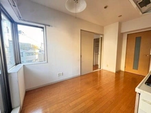 【東京都/渋谷区西原】ルセージュ初台 洋室とは引き戸で仕切られているためデッドスペースが少なく、家具の配置がしやすくなっています。