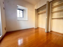 【東京都/渋谷区西原】ルセージュ初台 洋室の壁一面に収納が設けられています。ハンガーパイプや可動棚が備わり、すっきりと片付きそうです。