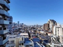 【東京都/新宿区若松町】パークハウスセントリエ 南西側には、前面を遮る建物が無いため、開放感のある眺望を臨めます。