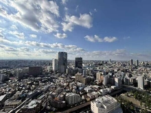 【東京都/新宿区西新宿】ザ・パークハウス西新宿タワー60 北西側バルコニーからの眺望。27階部分につき開放的な景色が楽しめます。