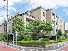 【東京都/武蔵野市吉祥寺本町】ザ・パークハウス吉祥寺 外観：地上5階建てマンションの1階部分。階下には住戸がなく、生活音を気にすることなく暮らせます。