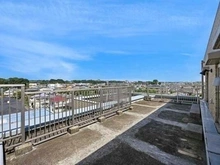 【東京都/調布市調布ケ丘】ファミール調布ヶ丘 48.3平米のルーフバルコニー。ティータイムや夕涼みなど、ご家族団らんの空間としても活用できます。
