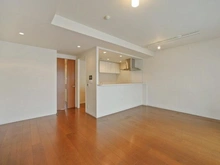 【東京都/調布市菊野台】パークハウス ザ ガーデン 南向きバルコニーに面した、明るく心地良い空間。最上階部分につき、上階からの足音なども気になりません。