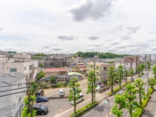 【神奈川県/川崎市多摩区宿河原】宿河原パークハウス1番館 南側バルコニーからの眺望。晴れた日には爽やかな青空や遠くの山々まで望む、自然豊かな景色も愉しめます。