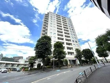 【神奈川県/川崎市麻生区万福寺】新百合ヶ丘パークハウス4番街 LDは南東向きバルコニーに面する2面採光×天井高約2600mm。開放的な空間でお過ごしいただけます。