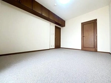 【神奈川県/横浜市港北区箕輪町】藤和日吉ホームズ 約7.8帖の洋室には豊富な収納スペースがございます。