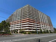 【神奈川県/横須賀市夏島町】京急シティ追浜L―ウィング 外観：京浜急行線「追浜」駅まで徒歩10分の立地。駅まではフラットな道のりで、通勤の負担が軽減されます。