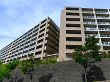 【神奈川県/横須賀市追浜東町】ザ・パークハウス追浜マウントサイドフォート 外観：三菱地所レジデンス分譲、全5棟709戸の大規模マンション。京浜急行線「追浜」駅まで11分。