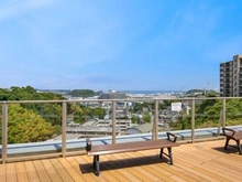 【神奈川県/横須賀市追浜東町】ザ・パークハウス追浜マウントサイドフォート 共用部・スカイラウンジからの眺望。広大な丘の上に位置、豊かな自然に恵まれた心地良い景観が愉しめます。